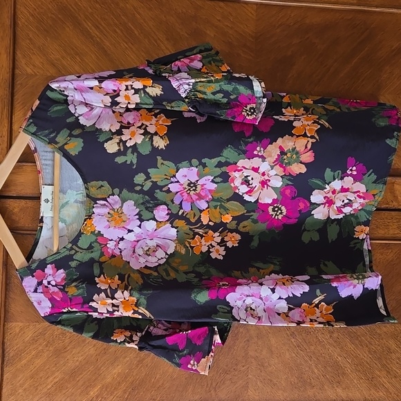 Betseys botique shop Tops - Floral Blouse